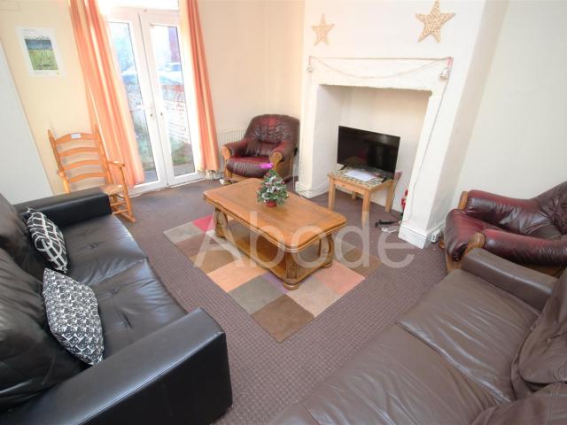 5 Bedroom House for rent at Royal Park Avenue, Hyde Park, Leeds
