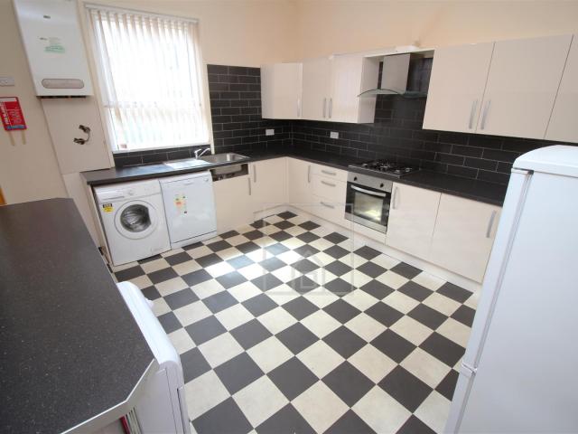 5 Bedroom House for rent at Woodsley Road, Hyde Park, Leeds