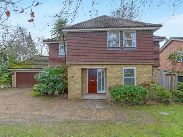 5 bedroom house for rent in Bridleway Close, East Ewell