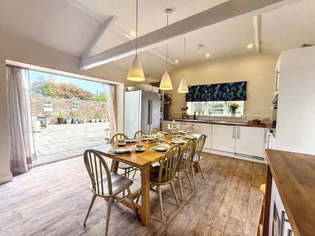 6 bedroom terraced house for sale