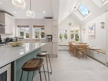 5 bedroom semi detached house for sale