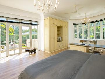 5 Bedroom House For Sale in Constantia