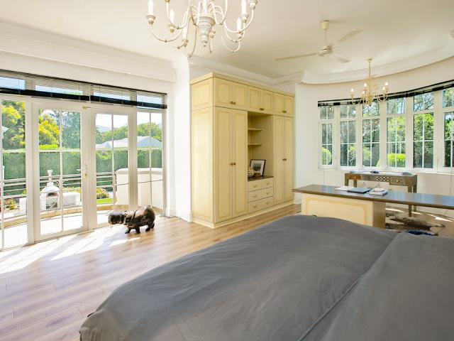 5 Bedroom House For Sale in Constantia