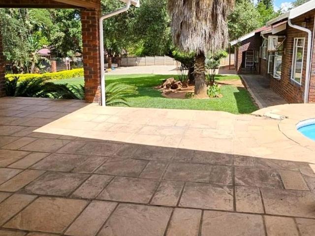 5 Bedroom House For Sale in Cashan