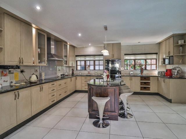 5 Bedroom House For Sale in Cashan