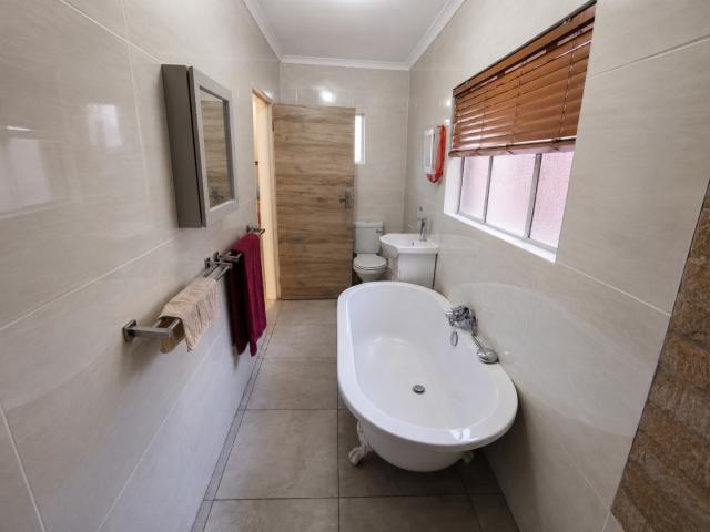 5 Bedroom House For Sale in Cashan