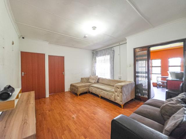 5 Bedroom House For Sale in Chiselhurst