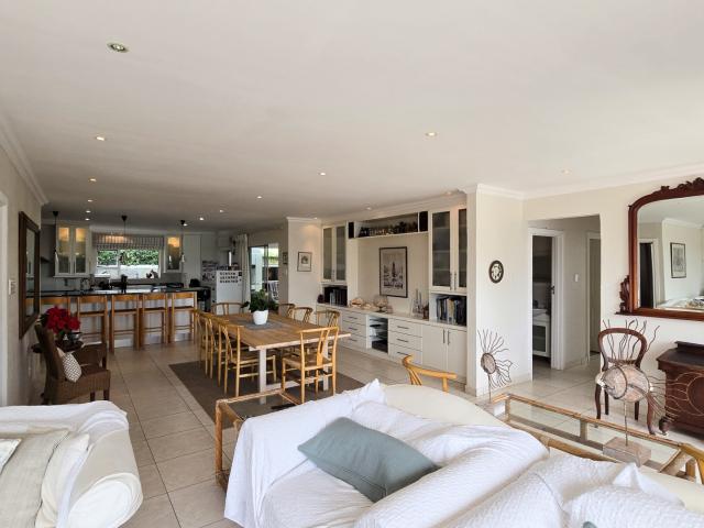 5 Bedroom House For Sale in Cintsa East