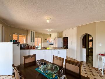 5 Bedroom House For Sale in Cintsa East