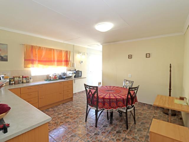 5 Bedroom House For Sale in Crystal Park