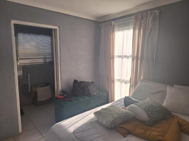 5 Bedroom House For Sale in Crystal Park