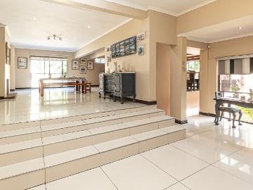 5 Bedroom House For Sale in Amanzimtoti