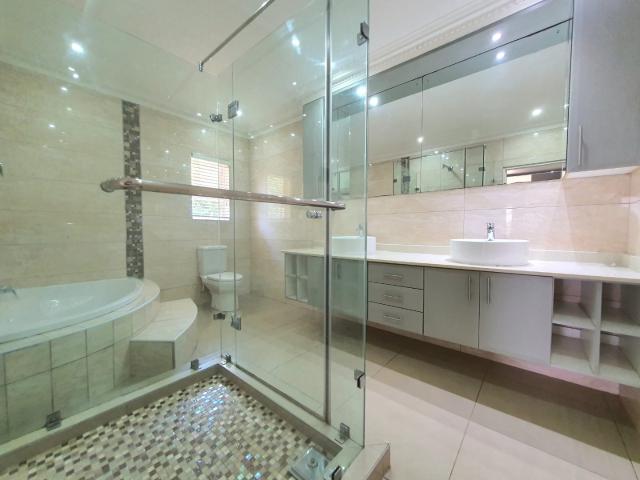 5 Bedroom House For Sale in Amanzimtoti