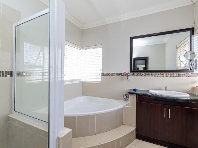 5 Bedroom House For Sale in Amanzimtoti