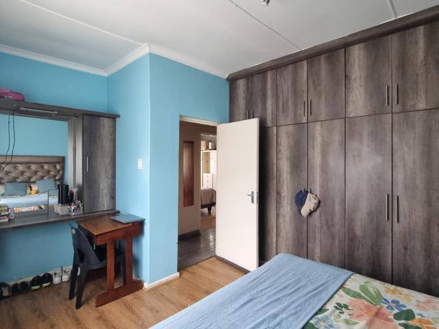 5 Bedroom House For Sale in Allandale