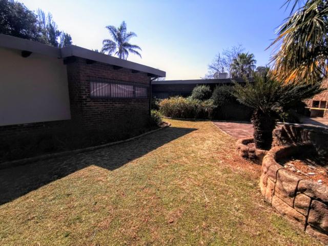 5 Bedroom House For Sale in Aston Manor