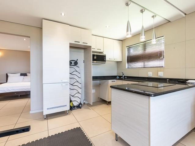 5 Bedroom House For Sale in Athlone Park