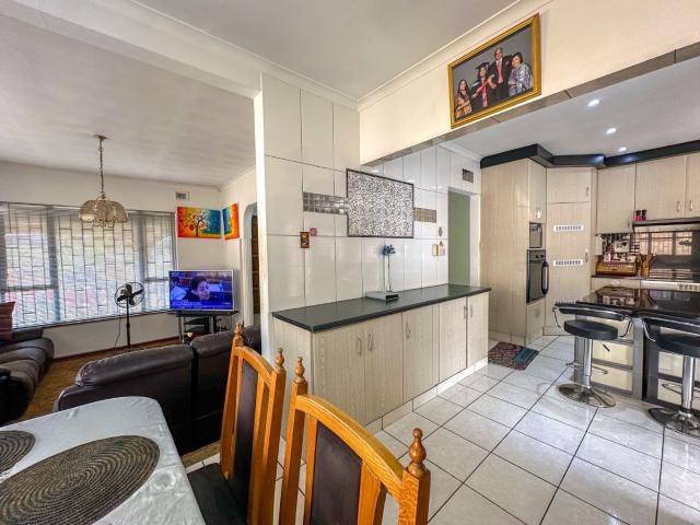 5 Bedroom House For Sale in Avoca