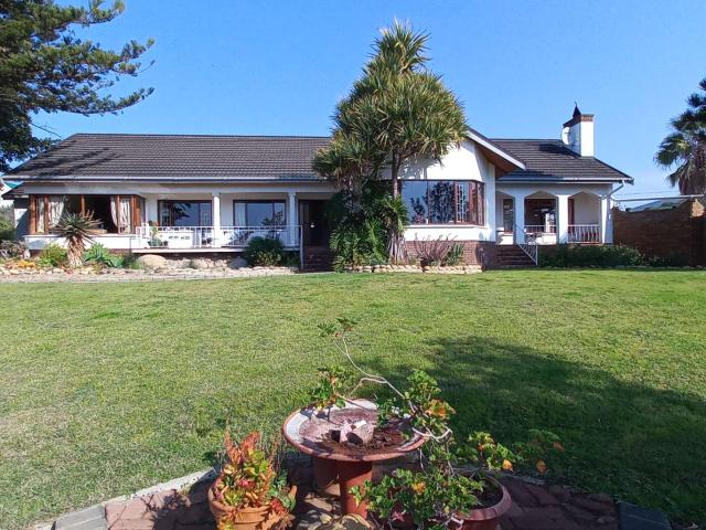 5 Bedroom House For Sale in Bonnievale