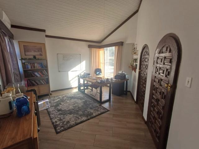5 Bedroom House For Sale in Bayswater