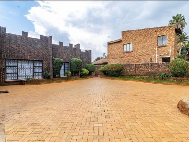 5 Bedroom House For Sale in Bassonia