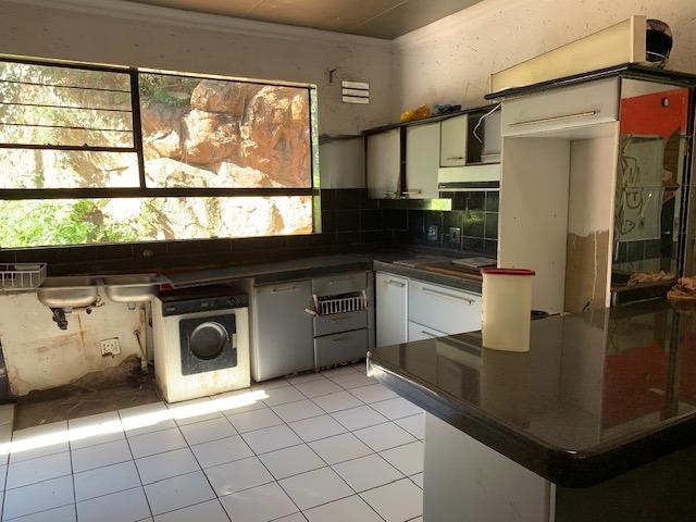 5 Bedroom House For Sale in Bassonia
