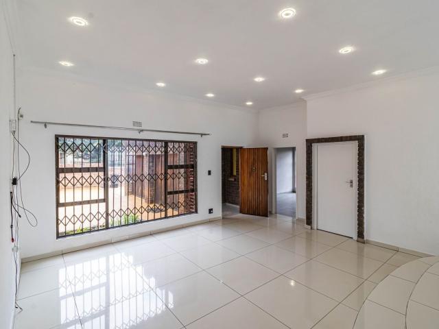 5 Bedroom House For Sale in Bassonia
