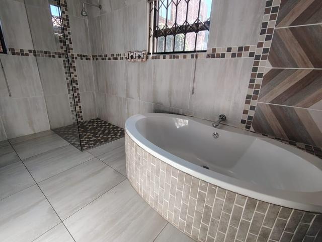 5 Bedroom House For Sale in Bassonia