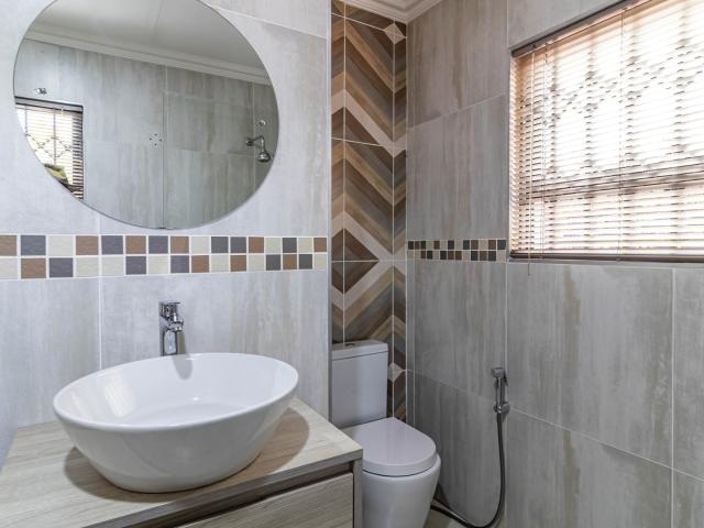 5 Bedroom House For Sale in Bassonia