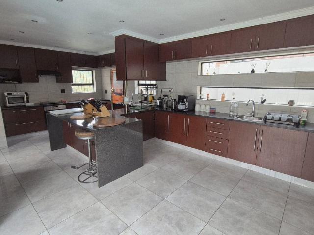 5 Bedroom House For Sale in Bassonia