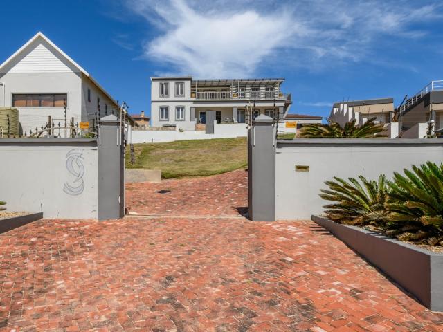 5 Bedroom House For Sale in Beachview