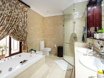 5 Bedroom House For Sale in Bedfordview