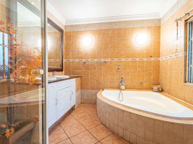 5 Bedroom House For Sale in Bedfordview