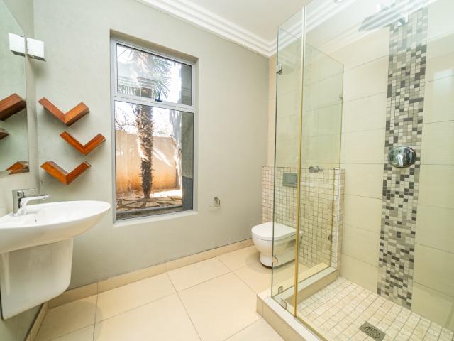 5 Bedroom House For Sale in Bedfordview