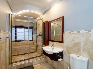 5 Bedroom House For Sale in Bedfordview