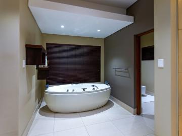 5 Bedroom House For Sale in Bedfordview