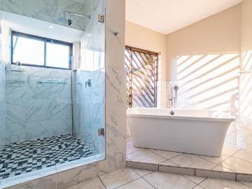 5 Bedroom House For Sale in Bedfordview