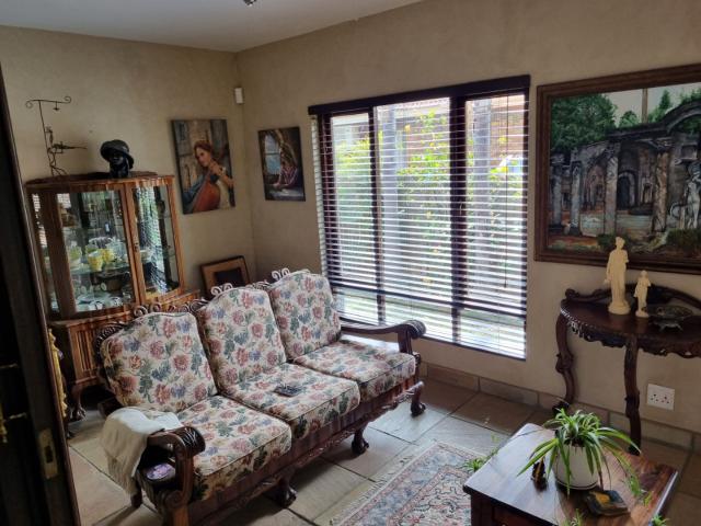 5 Bedroom House For Sale in Bela