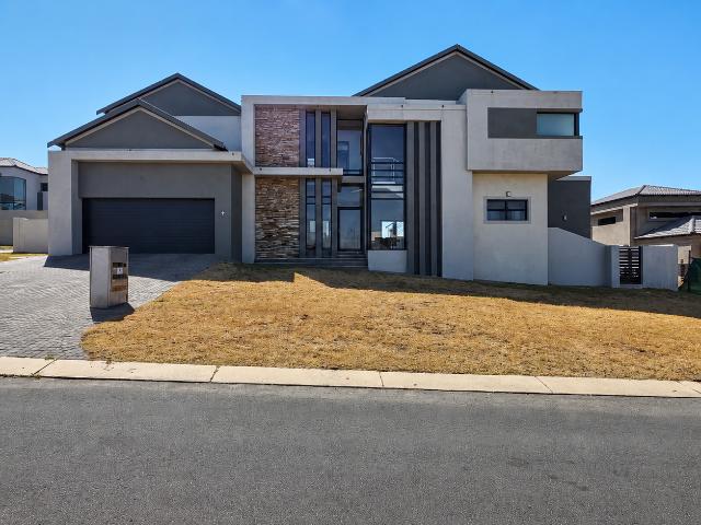 5 Bedroom House For Sale in Blue Valley Golf Estate