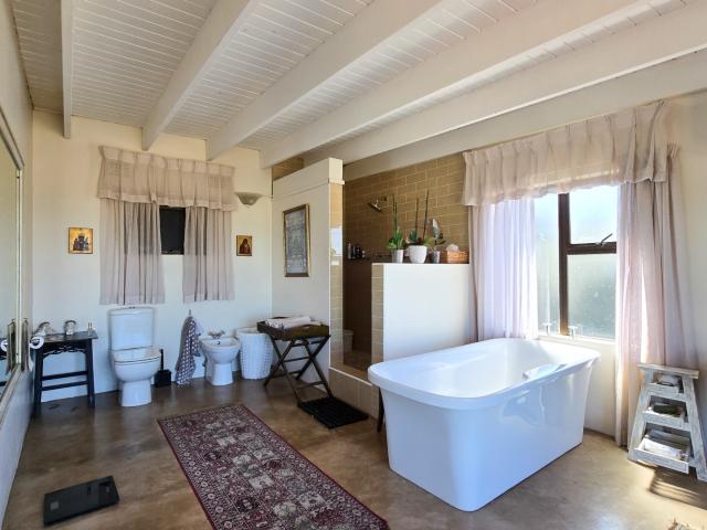 5 Bedroom House For Sale in Blue Bend