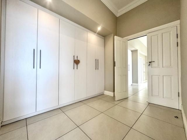 5 Bedroom House For Sale in Blue Horizon Bay
