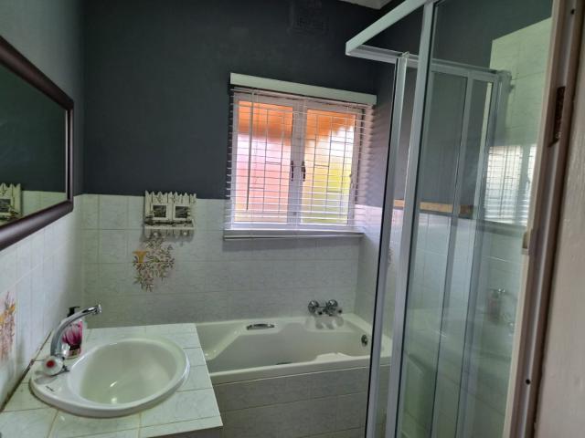 5 Bedroom House For Sale in Bluff