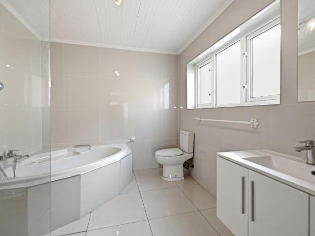 5 Bedroom House For Sale in Bloubergstrand