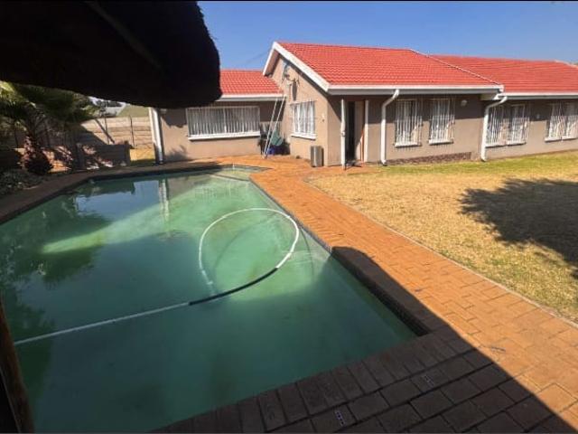 5 Bedroom House For Sale in Brackendowns
