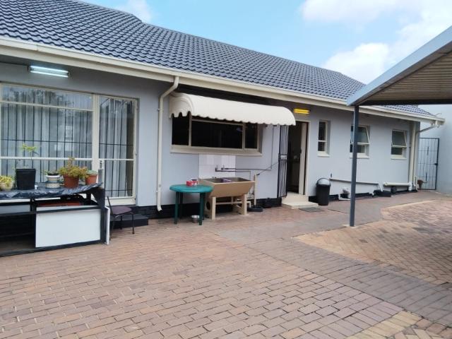 5 Bedroom House For Sale in Brackendowns
