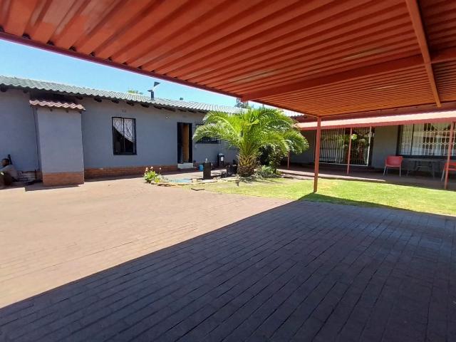 5 Bedroom House For Sale in Brackendowns