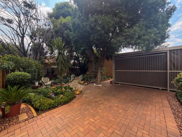 5 Bedroom House For Sale in Brackendowns