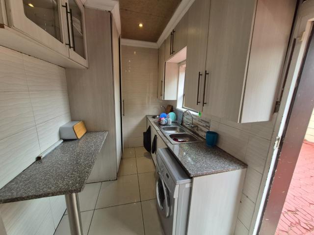 5 Bedroom House For Sale in Brackendowns