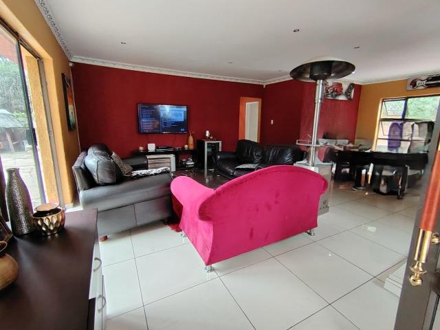5 Bedroom House For Sale in Brackendowns