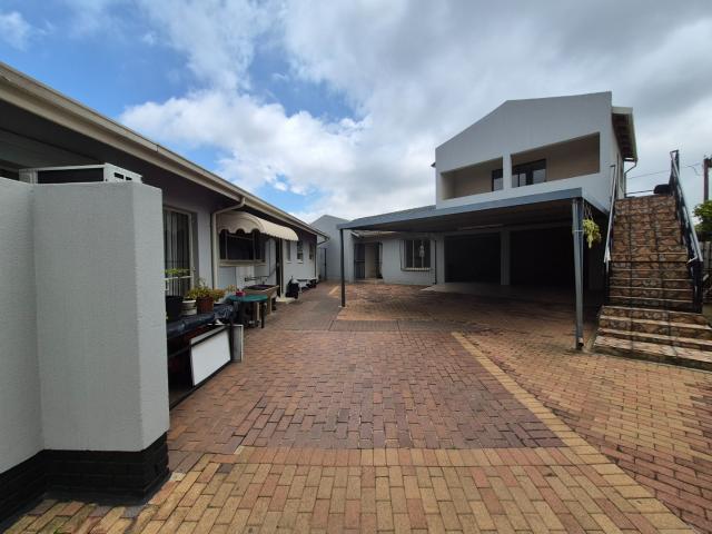 5 Bedroom House For Sale in Brackendowns
